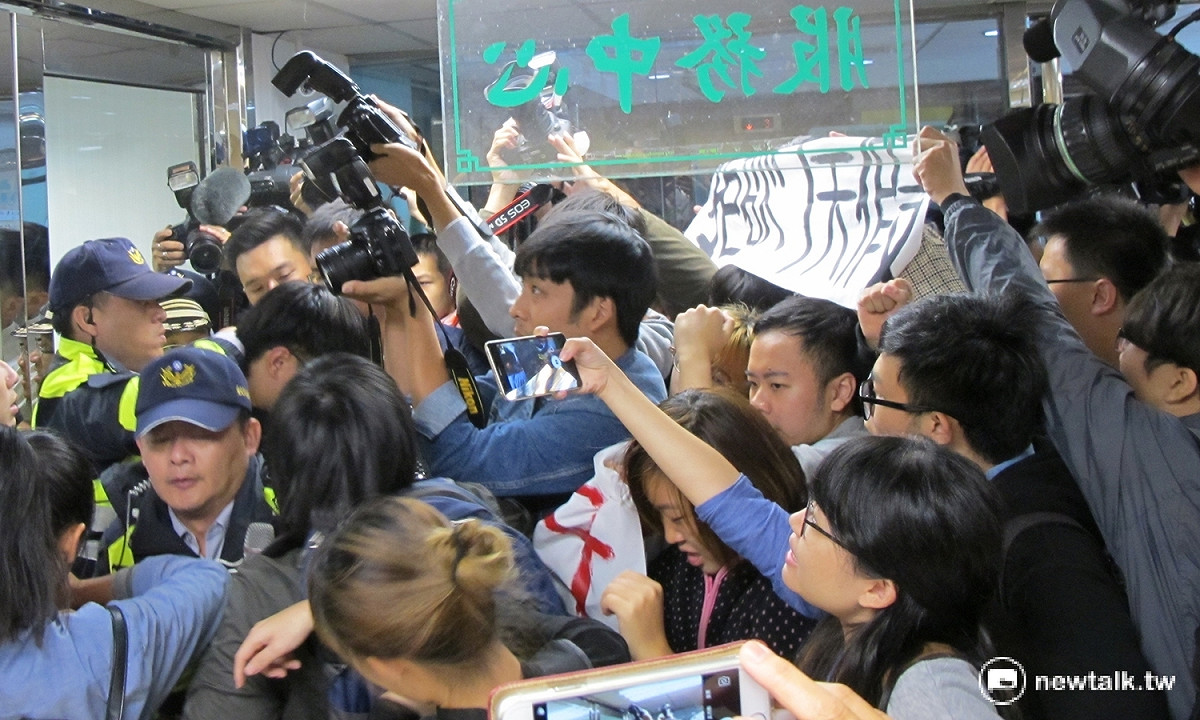 學生團體2日中午突襲民進黨中央，抗議民進黨要砍7天假。 圖：林朝億/攝