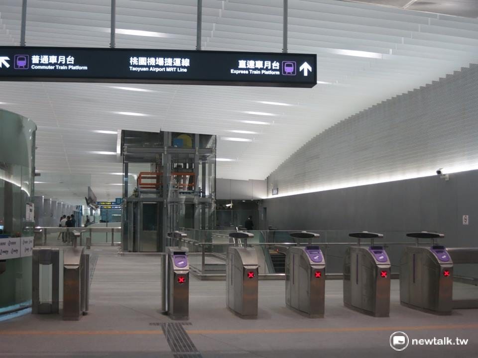 距離機場捷運正式營運已進入倒數計時，卻傳出日前發現位於林口站和山鼻站間的道岔鋼軌出現裂縫。對此，交通部高鐵局回應，預計21日晚間就能修復，不會影響營運。 圖：新頭殼資料照片