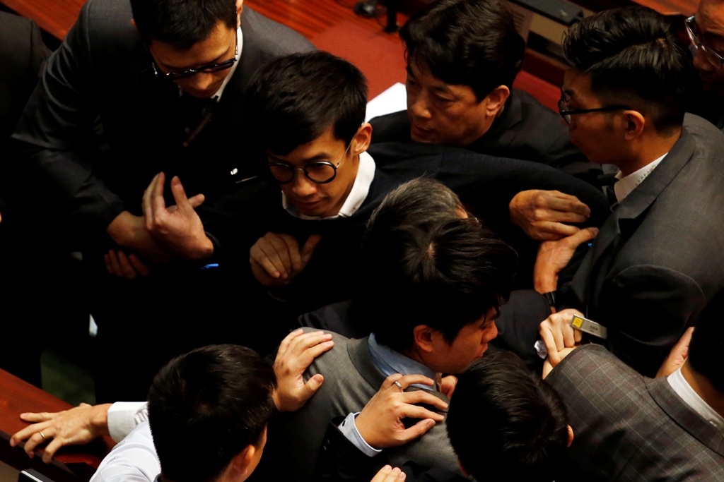 先前被禁止重新宣誓的香港青年新政議員梁恆頌和游蕙禎，2日企圖硬闖立法會，在過程中與保安人員發生嚴重肢體衝突。 圖：達志影像/路透社