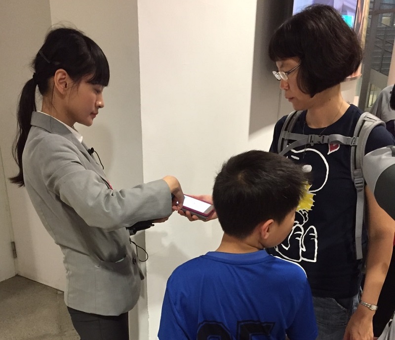 「愛PASS雲端服務平台」提供客製化專屬套票方案，讓觀眾體驗以行動裝置感應電子票券進場服務。 圖：高雄市文化局提供