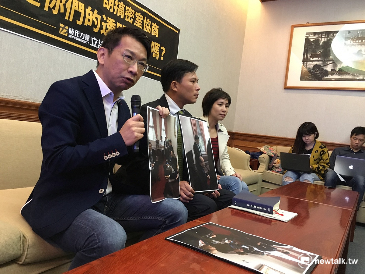 時代力量4日召開記者會痛批，立法院長蘇嘉全連同藍、綠兩黨團幹部進行密室協商，「卻未告知時代力量，根本是把時力當路人甲」。 圖：鄭佑漢/攝