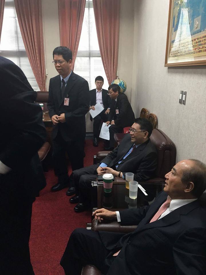 時力立委黃國昌指控，立法院長蘇嘉全和藍、綠兩黨團幹部進行密室協商。（圖）為前立法院長王金平及立院秘書長林志嘉。  圖：翻攝自黃國昌臉書