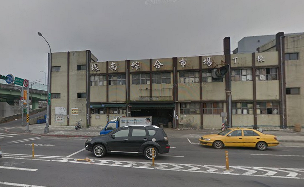 啟用至今已38年、老舊髒亂不堪的環南市場，在6日正式動工改建。 圖：翻攝自Google Map