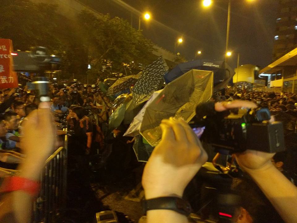 香港民眾為抗議中國人大釋法，影響2名支持港獨的立法會議員資格，6日上街示威並前往中聯辦抗議，爆發嚴重警民衝突，警方對群眾噴灑胡椒噴霧，群眾則是撐起雨傘防衛。 圖：翻攝自青年新政臉書專頁