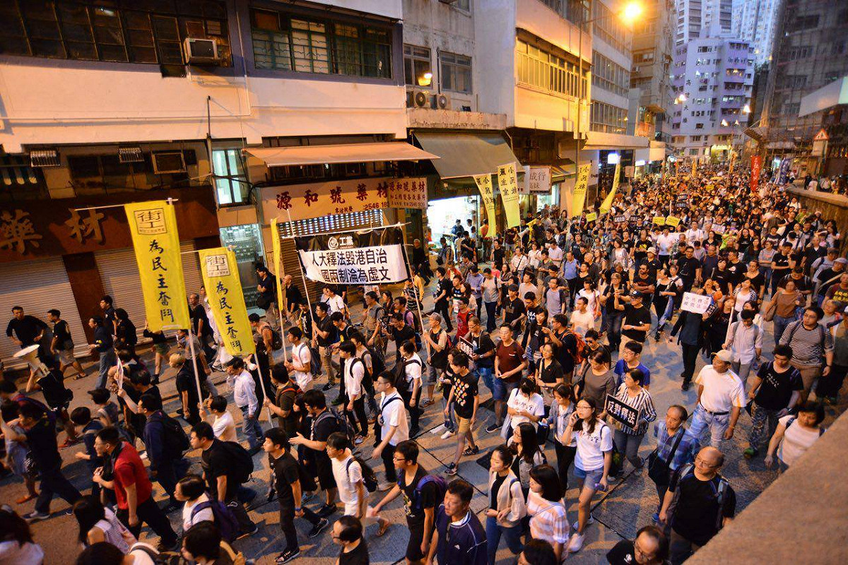 大批香港民眾6日高舉「人大釋法毀港自治」等標語，前往中聯辦抗議人大釋法。 圖：翻攝港立法會議員劉小麗的小麗民主教室
