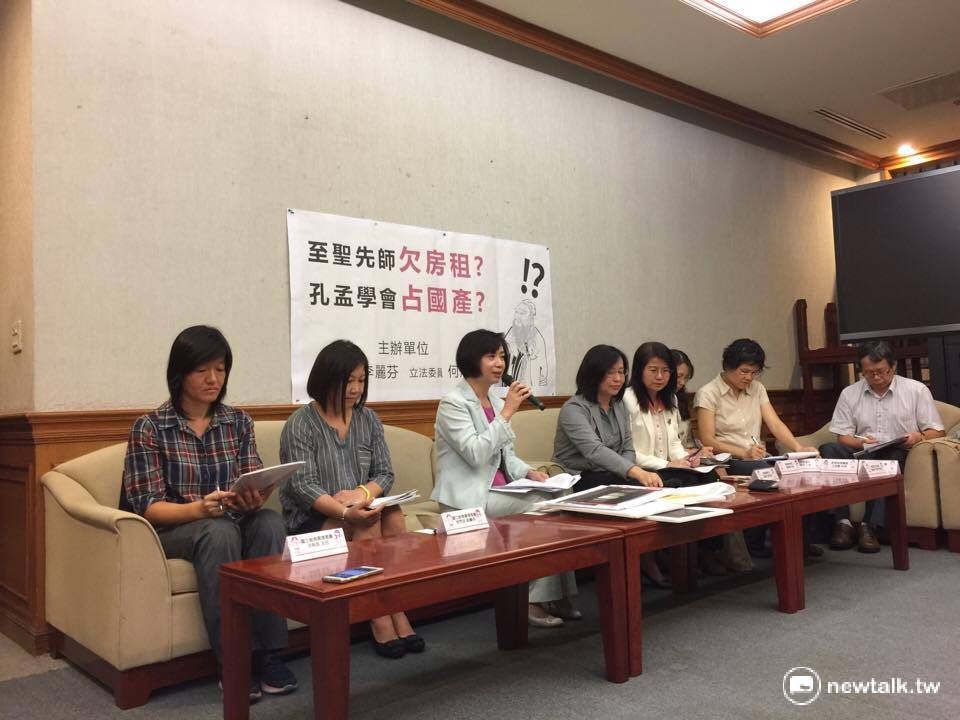 民進黨立委李麗芬（左4）、何欣純（左3）召開記者會，痛批孔孟學會無償佔用國產超過50年，要求教育部及教育廣播電台應該依法追償使用補償金。 圖：柯昱安/攝