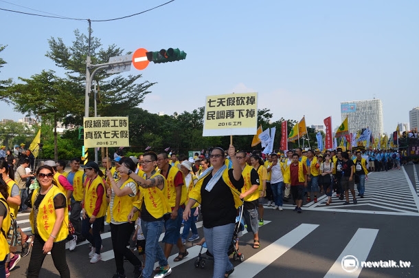 萬寶華7日公佈〈2016全球人才短缺調查結果〉，有73%台灣雇主面臨徵才困難。台灣名列全球第2難找人才的國家。圖為10月25日勞工抗議勞基法修正案的遊行隊伍。 圖：新頭殼資料照片