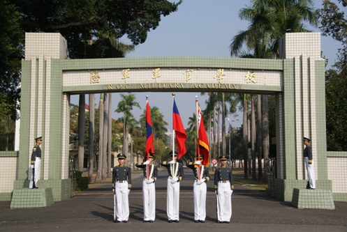 陸軍官校校歌中一句「黨旗飛舞」，引發立委與退將口水戰。反對修改軍歌的歌詞，應該回到歷史來論述。