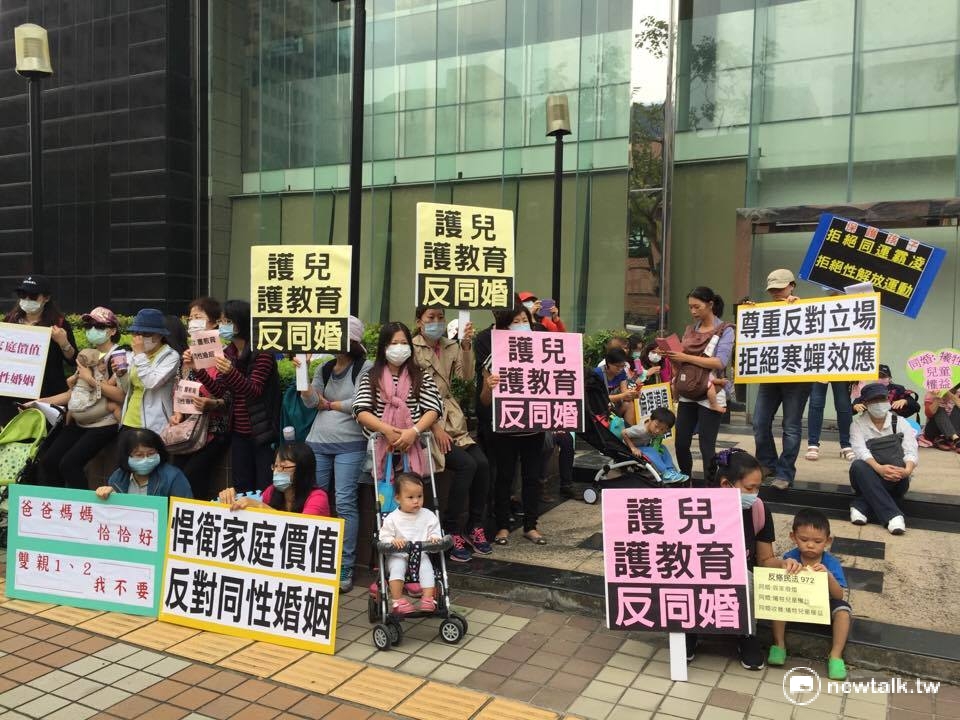 反同婚團體8日赴立法院中興大樓外靜坐抗議，反對修正民法第972條，不少抗議者帶著自家小孩一起上街聲援。 圖：新頭殼資料照片
