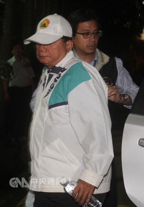 涉嫌收賄包庇廠商，桃市府前經發局副局長王允宸與市政顧問鄭義雄8日被依貪污治罪條例起訴。  圖：中央社