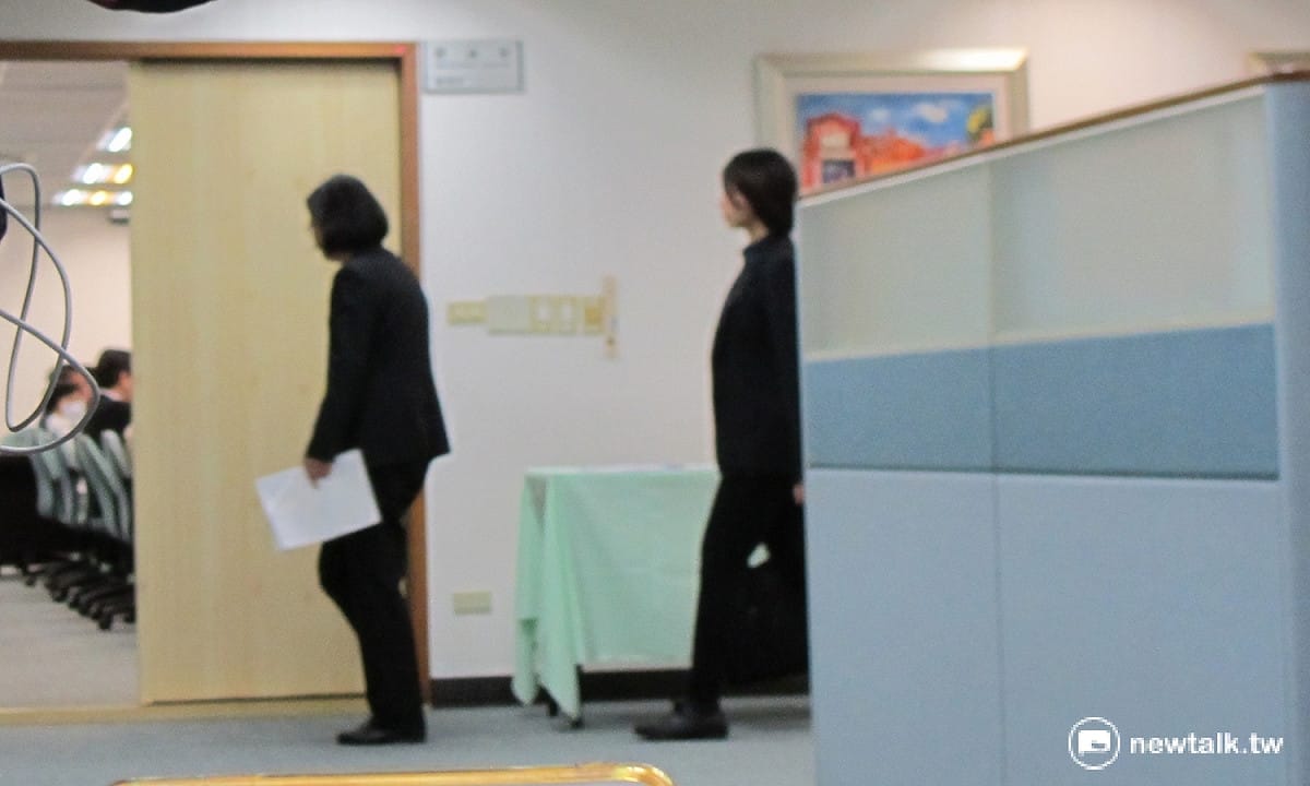 總統兼黨主席蔡英文9日下午步入民進黨中常會時，臉色嚴肅，面對媒體喊話，不發一語就步入中常會。 圖：林朝億/攝