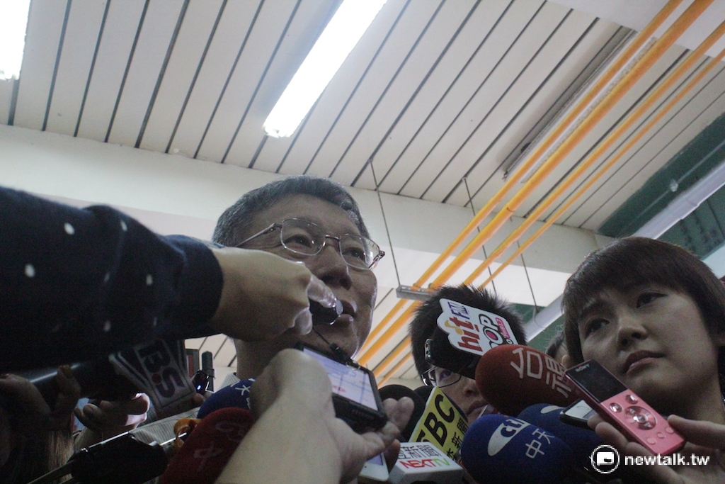 美國新選總統川普選前麻辣式發言的風格，讓外界將其比喻為台北市長柯文哲。對此，柯文哲表示，彼此的支持族群不同，且相信川普修正速度也會比他快。 圖：呂佳峻/攝