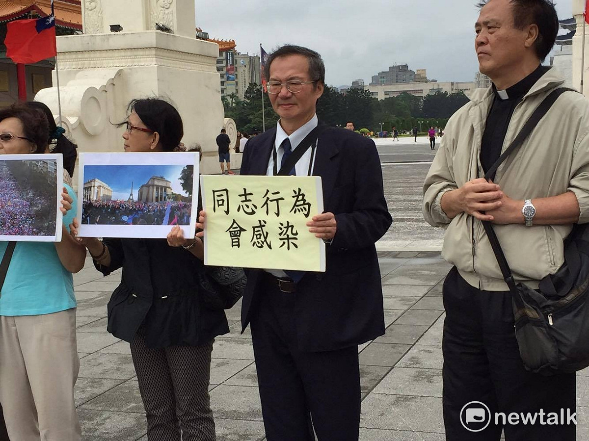 針對29日台北同志大遊行，護家盟一早前往自由廣場前抗議「同志遊行鼓勵性解放」。 圖：新頭殼資料照片