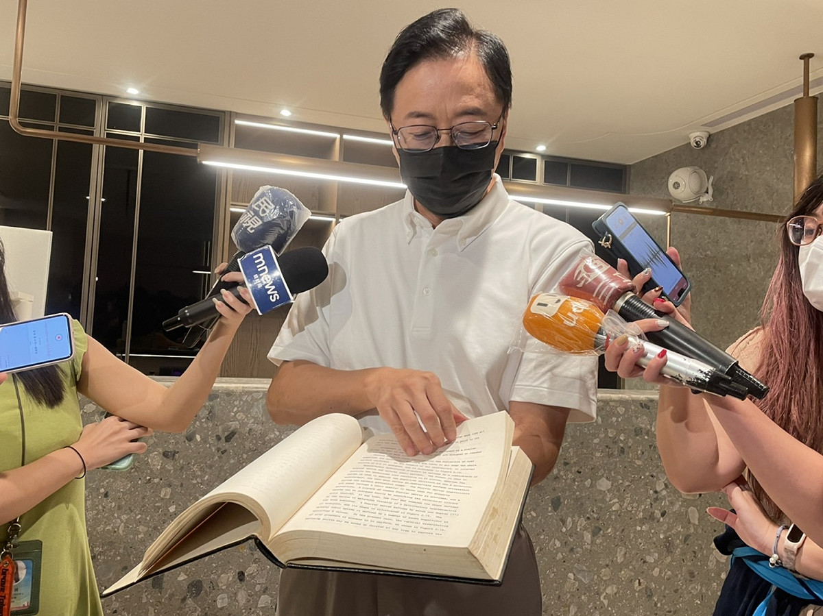 政治人物關心的都是高端政治議題。（圖為張善政秀出自己41年前攻讀美國康乃爾大學的博士論文。）