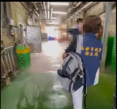 高市衛生局派員查察水產代工廠， 圖：孫家銘翻攝