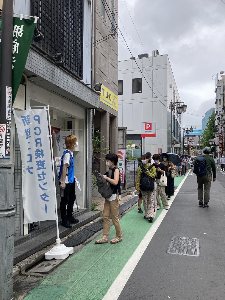 東京各地免費PCR篩檢大排長龍