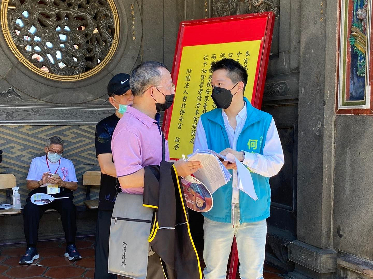 民進黨立委何志偉表示，「纏著陳時中的連續抗議者搞錯對象，要陳情請找我！」。 圖：取自何志偉臉書