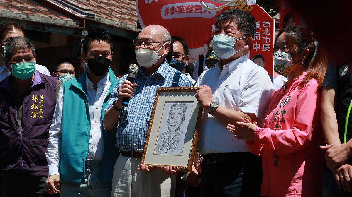 保安宮董事長廖武治（左三）贈送陳時中鉛筆畫像 圖：林朝億/攝
