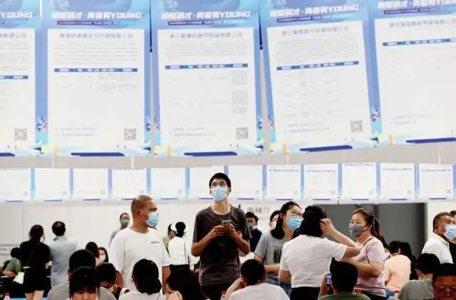 中國國家統計局公布各項經濟數據，青年失業率再新高。