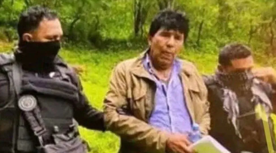 昆特羅15日時遭墨西哥海軍陸戰隊逮捕，襯衫全被汗水打透，樣子極為狼狽。 圖：翻攝自騰訊網