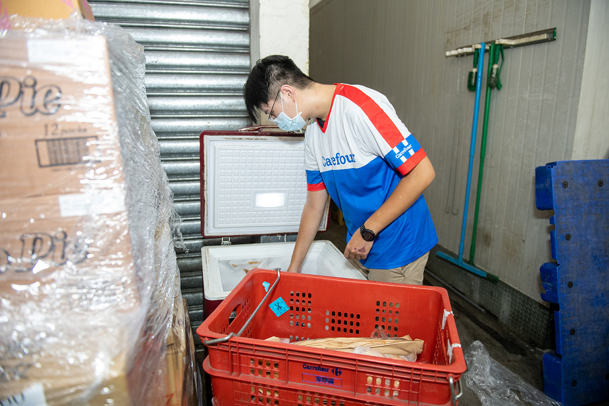 家樂福自2016年起推動續食計畫，將每日營業時間內下架但仍可食用的商品經由受過食物安全訓練的員工整理捐贈給需要的團體。 圖：林口區公所/提供