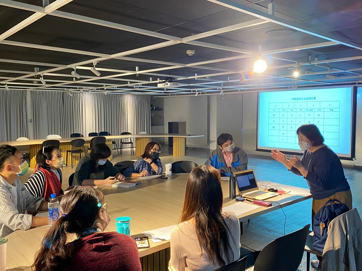 市府辦理全國首創的機關族語學習班，提供市府員工族語學習機會，帶動族語學習風氣，圖為泰雅語班。 圖：新北市原民局提供