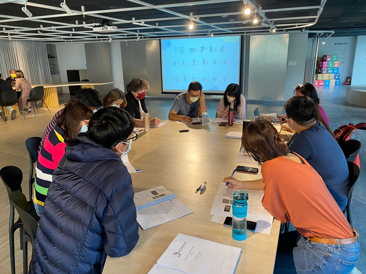 阿美族為新北市人口數最多之原住民族群，市府邀請專業族語老師開辦阿美語學習班，提升市府員工族語能力，營造族語友善環境。 圖：新北市原民局提供