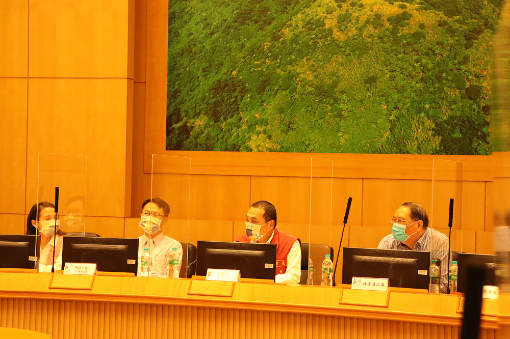 110年起設置原住民族語言發展委員會，由侯友宜擔任主任委員，邀集原住民族領導人、族語教師及專家學者一起討論如何延續族語文化。 圖：新北市原民局提供