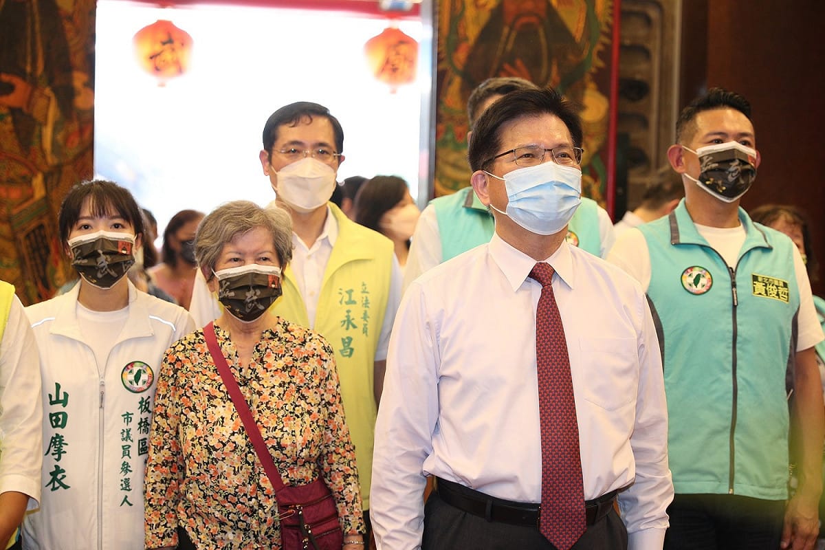 林佳龍前往真武廟參拜，長期擔任廟裡志工的林佳龍母親首度與兒子同台。 圖：林昀真／攝