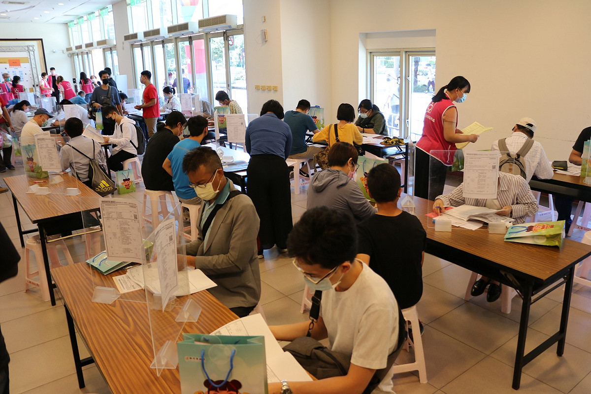勞工局今日在三重體育館舉辦下半年首場大型徵才，媒合率衝四成三。 圖：新北市就服處提供