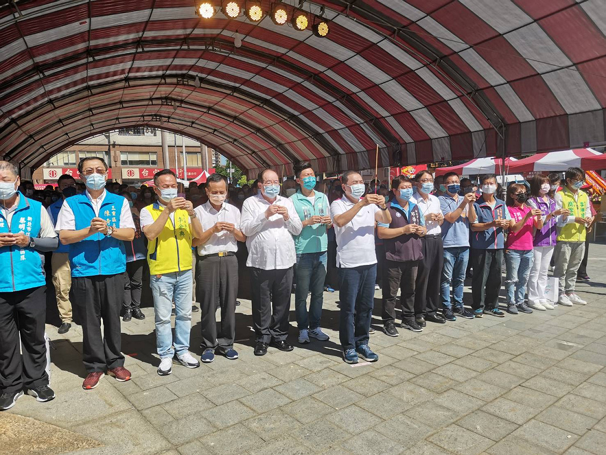 今日由新北市長侯友宜率領消防及義消代表參拜祈福，祈求新北市四時無災、合境平安。 圖：新北市消防局提供