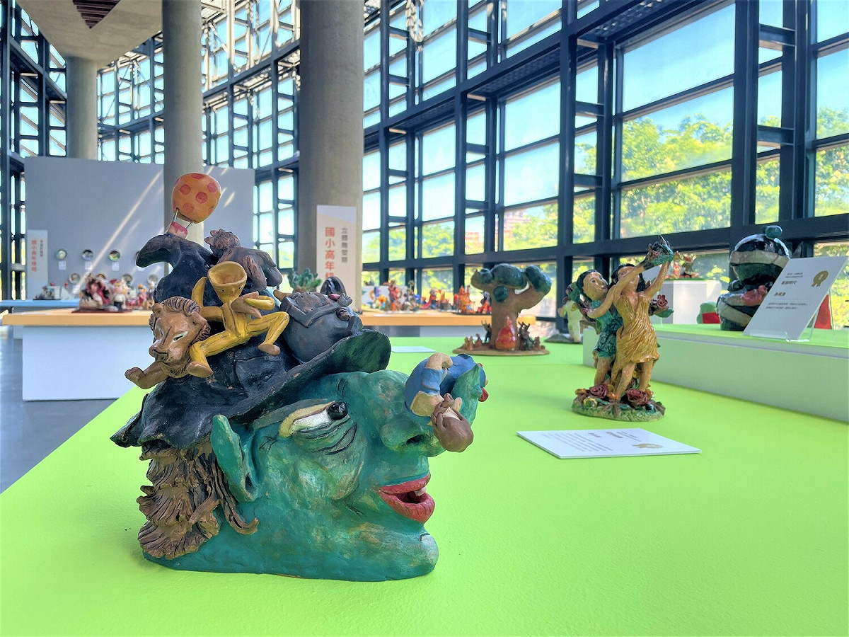 兒少陶藝獎以「童話故事」為創作題材，看展彷彿閱讀一本又一本的童話故事書。圖為國中組首獎的張嘉綺《綠野仙踨》。 圖：鶯歌陶瓷博物館提供