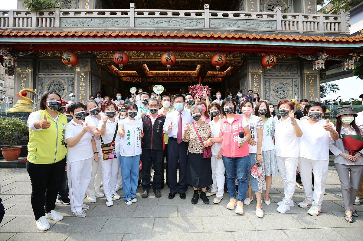 林佳龍現場受到廟方與民眾歡迎支持，立委江永昌、林佳龍競選執行總幹事何博文、板橋市議員黃俊哲、戴瑋姍、議員參選人黃淑君、山田摩衣、中和區議員參選人張嘉玲及大新店區議員參選人陳乃瑜也到場陪同。 圖：林佳龍辦公室提供