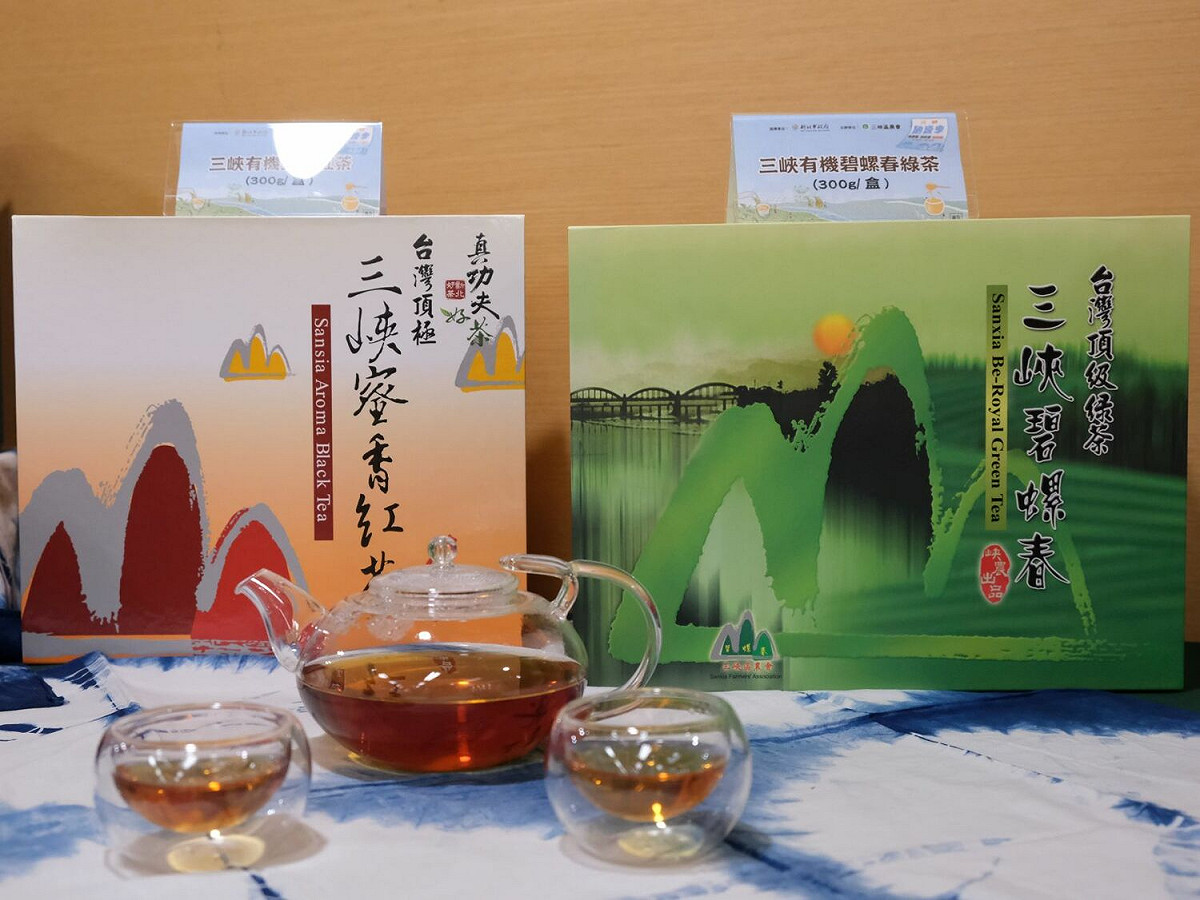 三峽農會推納涼三寶-涼筍、冰茶及鮮蜜，涼茶有綠茶界LV-「碧螺春」及受女性歡迎的「蜜香紅茶」。 圖：新北市農業局提供