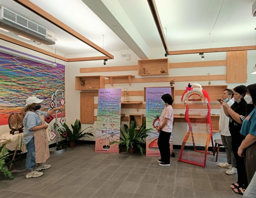 開展前，適逢台灣原住民教育經濟發展協會工讀生的見習，高雪亮一一介紹作品，更親身傳授如何導覽，讓學生們受益良多。 圖：新北市原民局提供