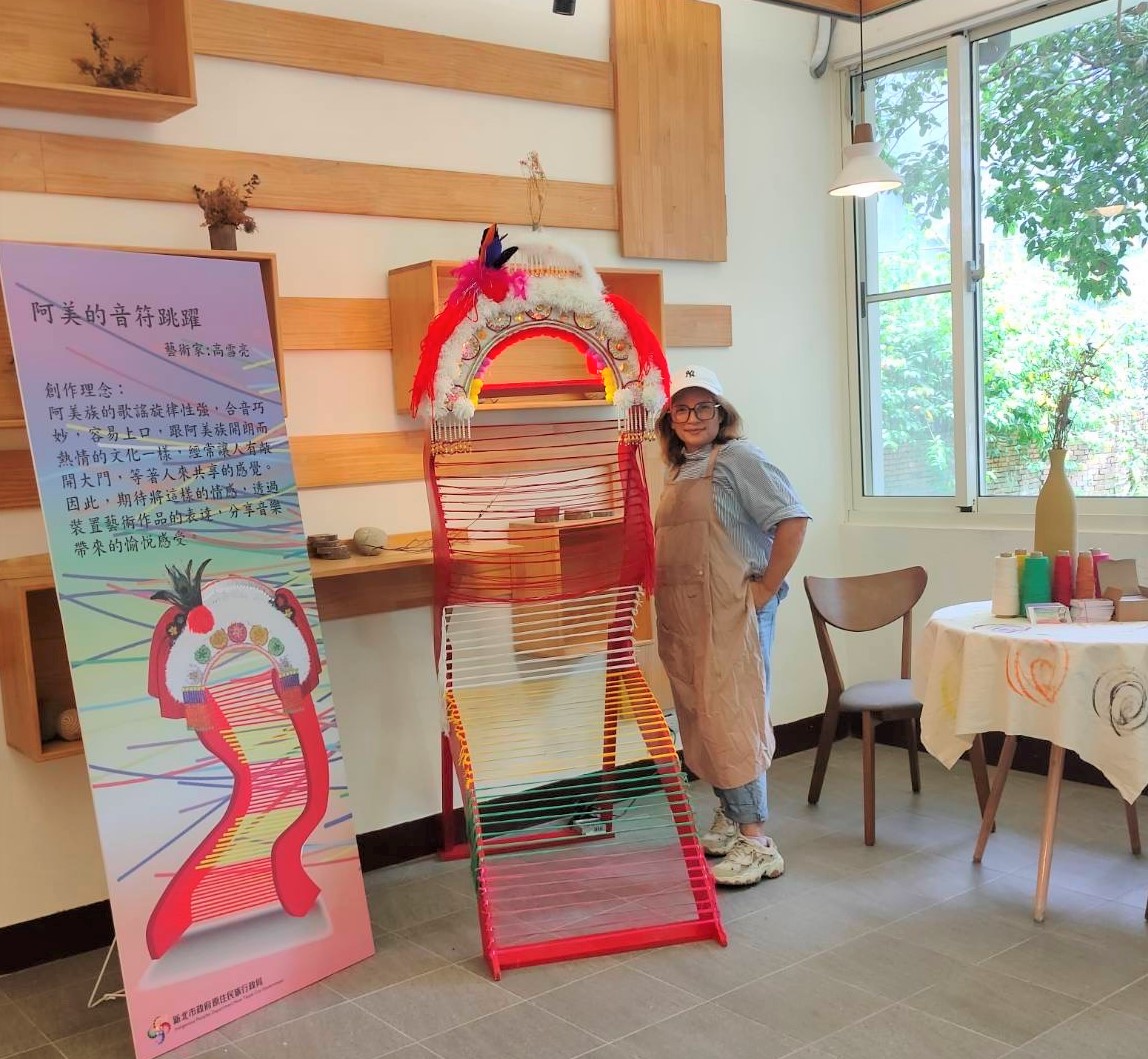 高雪亮和『阿美的音符跳躍』開心合影，她透露靈感來自於阿美族歌謠，花了四天才製作完成。 圖：新北市原民局提供