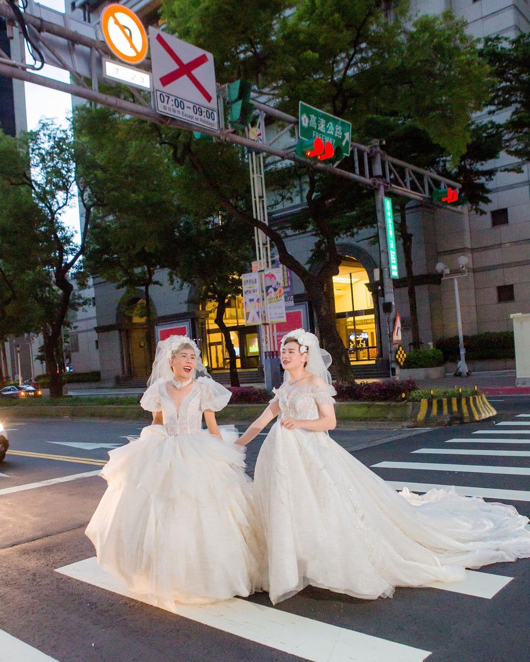 林進和男友穿「絕美婚紗」街頭奔跑！網感動：每種樣貌的愛情都值得祝福