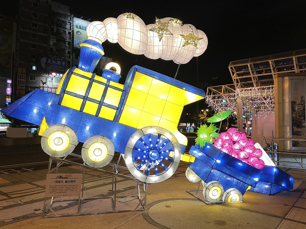 老火車載送彰化肉圓一飛衝天！扇形車庫光廊今晚點燈