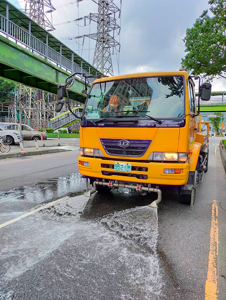 環保局出動洗街車至樹林區進行路面灑水降溫之情形。 圖：新北市消防局提供