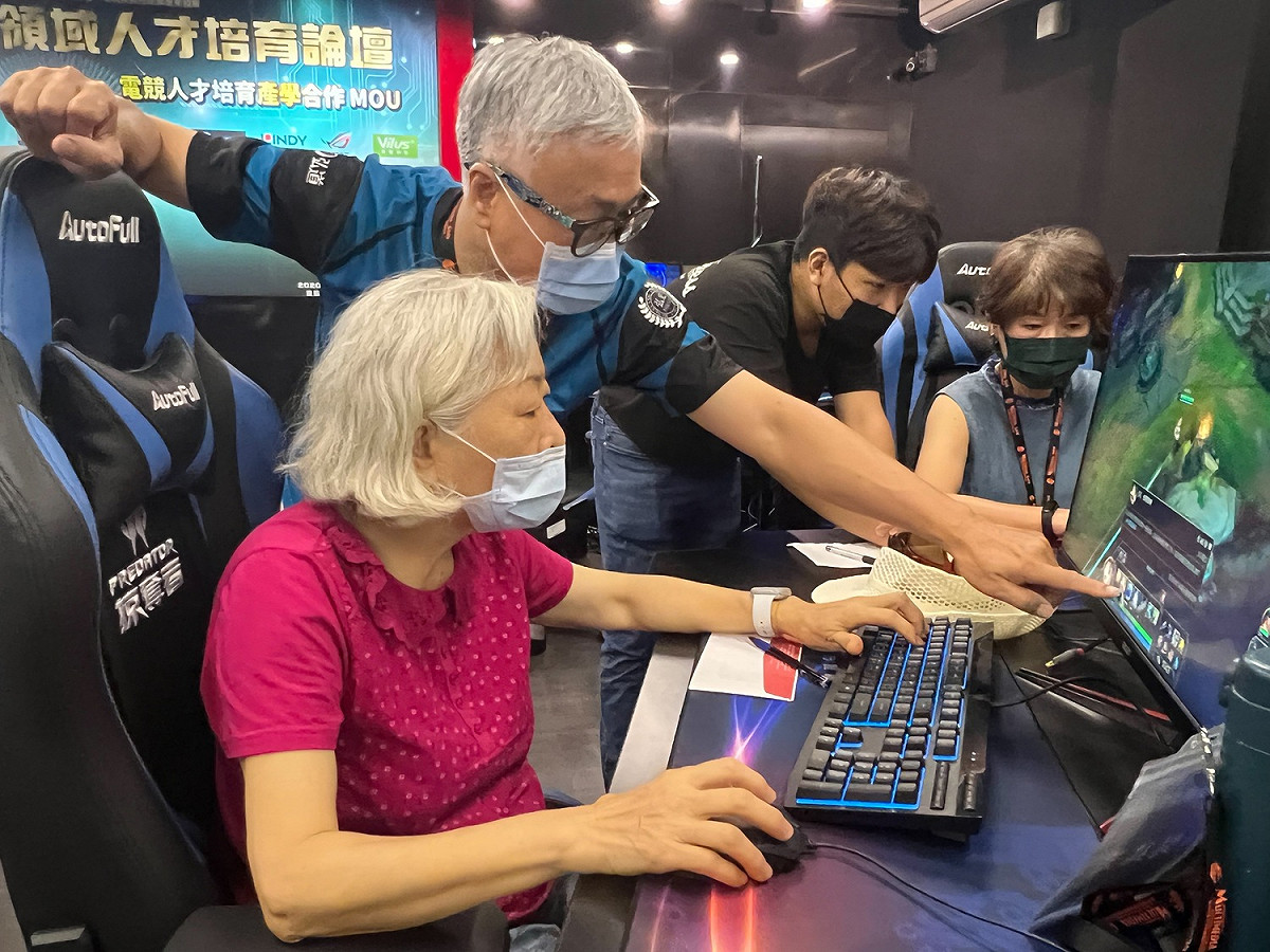 弘光成立「尚青電競隊」，學生訓練阿公阿嬤打電競。 弘光科大/提供