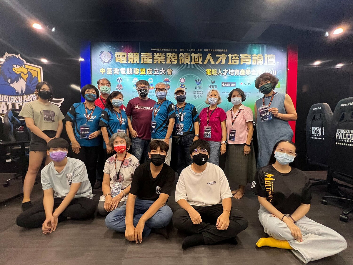弘光成立「尚青電競隊」，長輩們將組隊與年輕人比賽。 弘光科大/提供