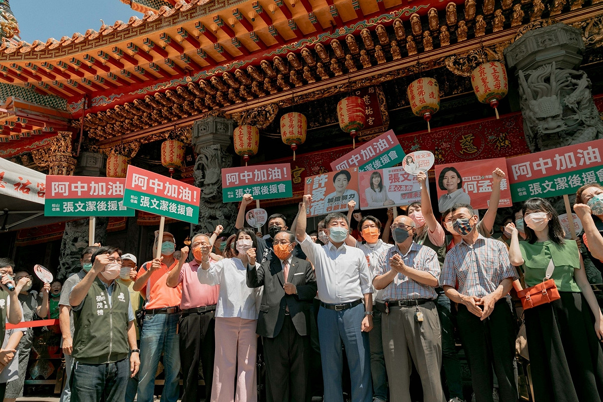 民進黨台北市長參選人陳時中今（22）天上午前往松山慈祐宮參香祈福。 圖：陳時中競選辦公室提供