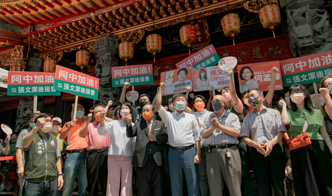 陳時中今赴松山慈祐宮參香，競選總幹事吳思瑤、副主委兼分區督導高嘉瑜等人陪同。 圖：陳時中辦公室提供