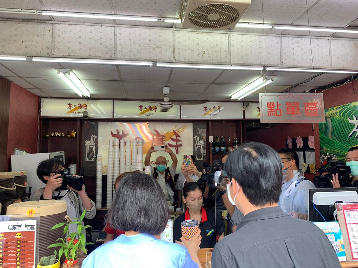 總統蔡英文與高雄市長陳其邁一同買茶的魔手。 圖擷取自陳子瑜臉書