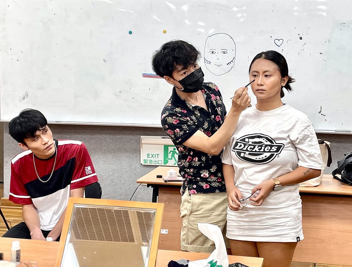 新北市原住民演藝團隊團員在舞台化妝課老師程沈斻（中）指導下專心學習舞台老人妝容之畫法。 圖：新北市原民局提供