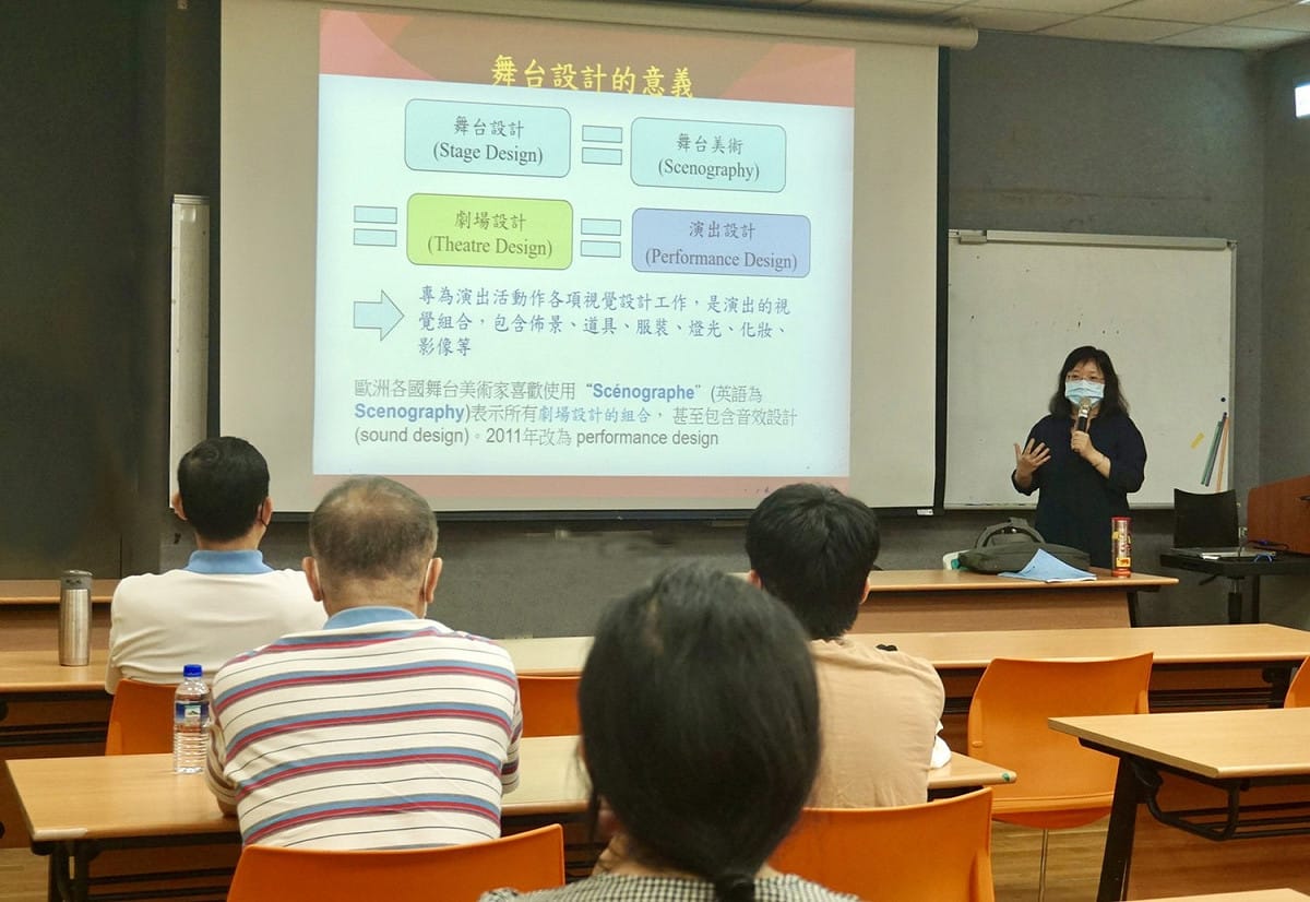 新北市原住民演藝團隊團員在遵守防疫規定下，資深的舞台設計專家劉惠華講授舞台設計之理論與實務課程。 圖：新北市原民局提供