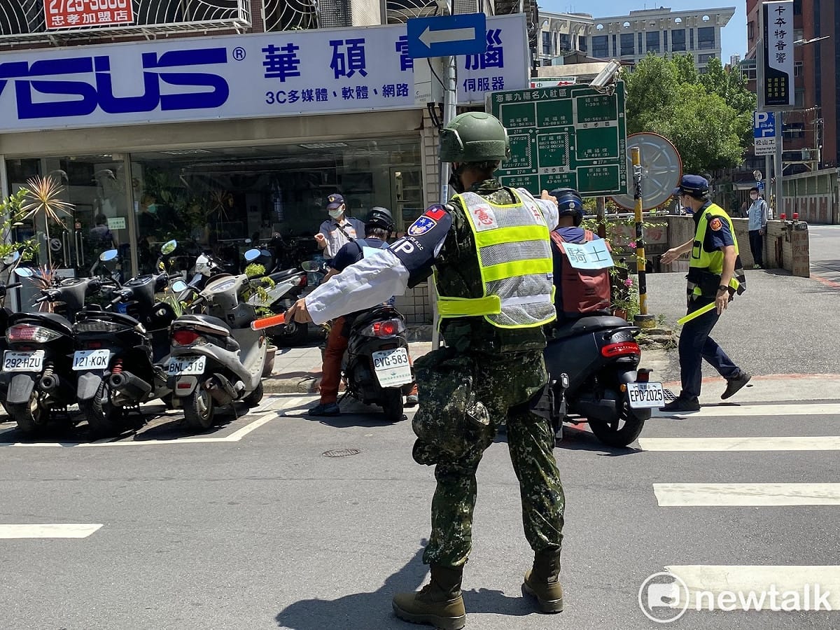 交通部今(2)日公布統計，新法上路後，首周民眾檢舉數量減少3萬件，但警方取締違規卻增加2萬多件。 圖：周煊惠 / 攝