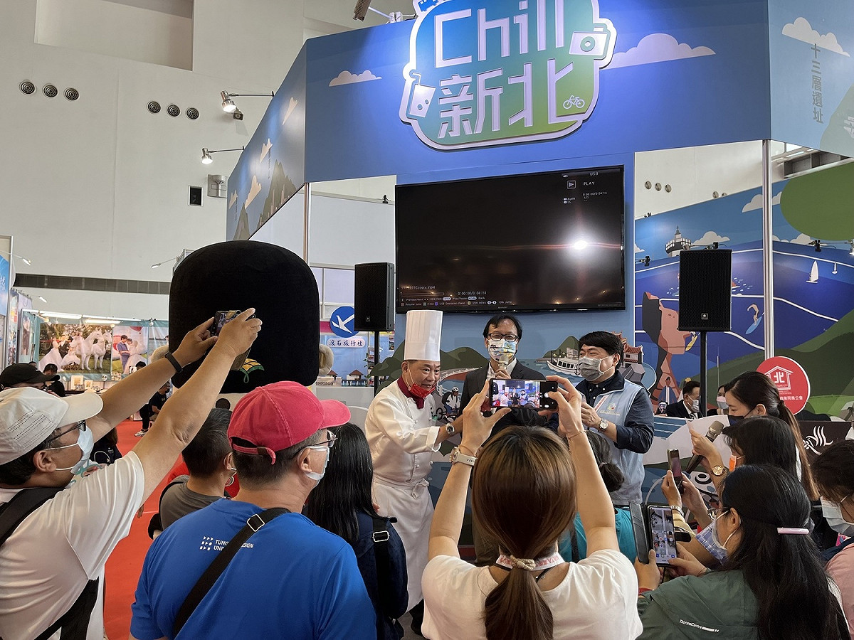 楊宗珉、阿基師於高雄國際旅展推廣新北觀光，現場民眾反應熱絡。