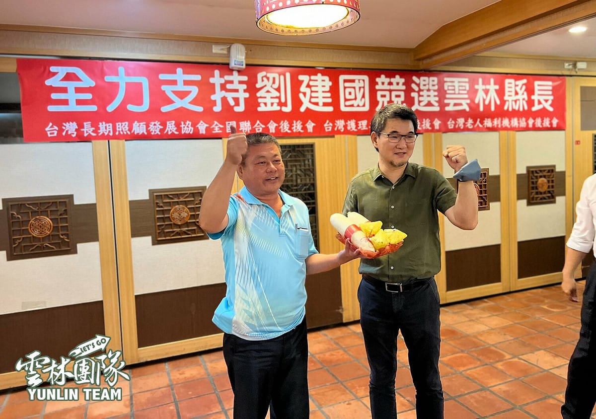 支持者送上菜頭跟粽子，象徵好彩頭、包中。 圖：取自劉建國臉書