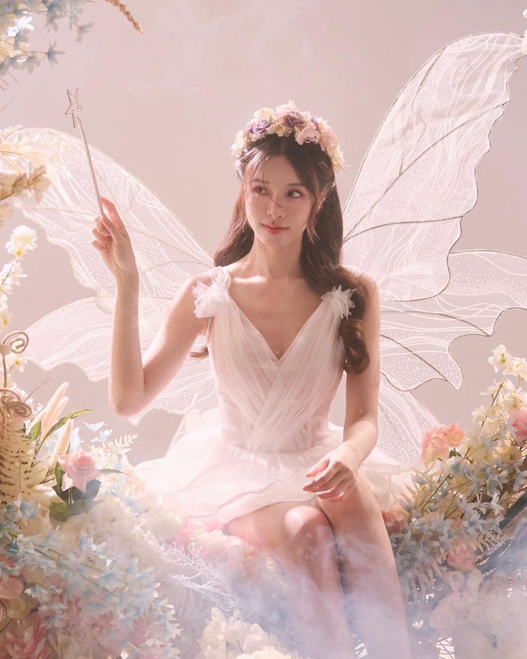 李元玲手上拿著魔法棒，宛如仙女下凡。